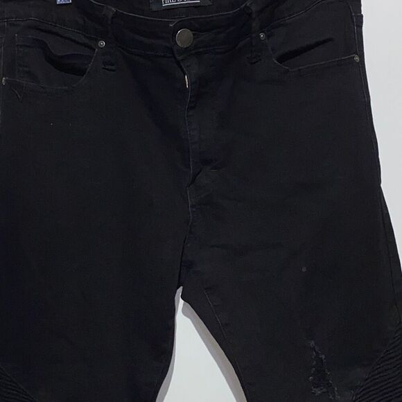 Assistant  - Picture 4 of 9